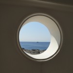 Blick zum Meer durch ein Fenster