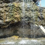 Künstlicher Wasserfall als Erinnerung an die Quellen
