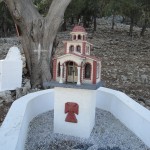 Kleine Kapelle am Straßenrand zum Gedenken eines im Straßenverkehr verunglückten